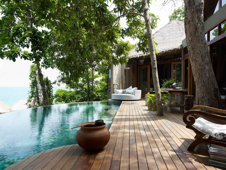 Piscina no jardim - piso de madeira exótica - árvores - piscina infinita - terraço