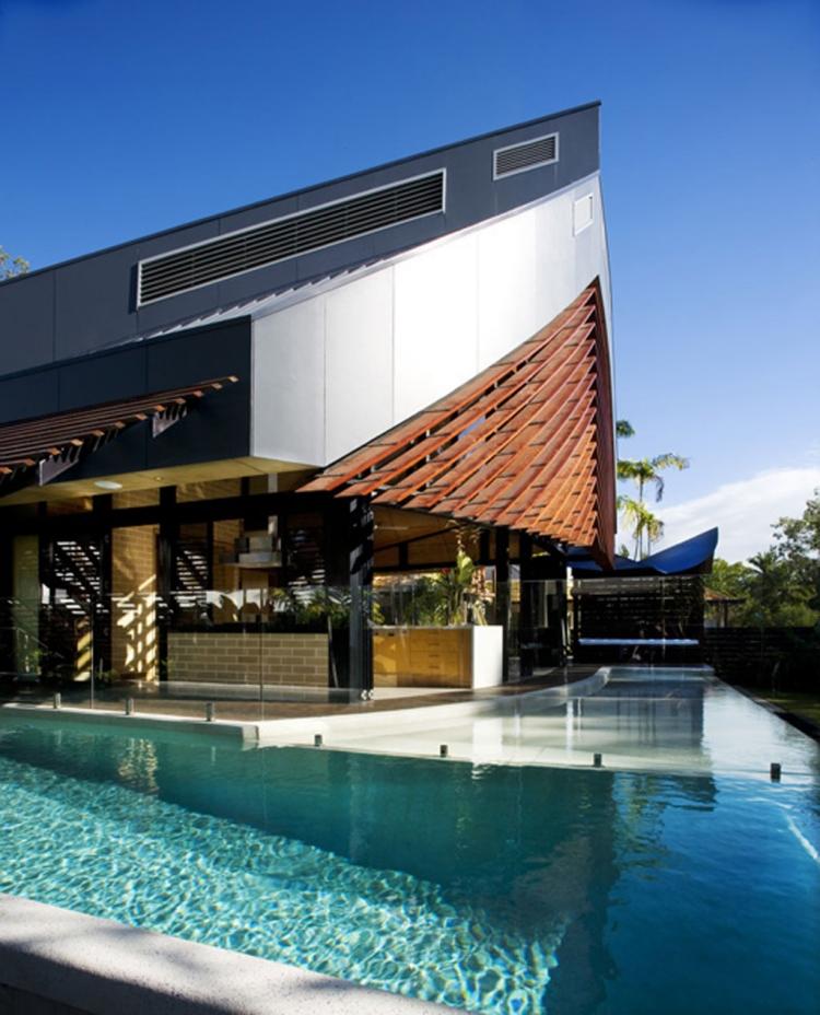 Piscina no jardim-casa-moderno-terraço infinito-grade de vidro-arquitetura de palmeira