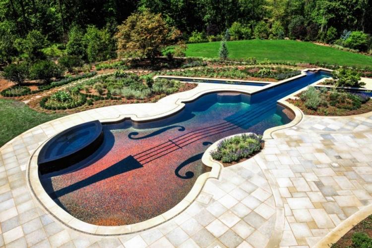 Piscina no jardim-violino-forma-arte-mosaico-pedras-piso-ladrilhos-plantas-paisagismo