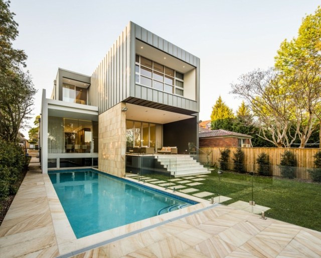 Ideias de design de piscinas para casas modernas de gramado