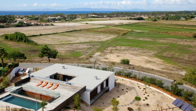 Casa em formato de cubo, piscina, telhado plano, terraço de madeira