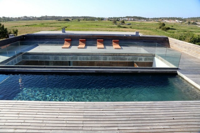 Ideias de design de madeira terraço espreguiçadeiras piscina
