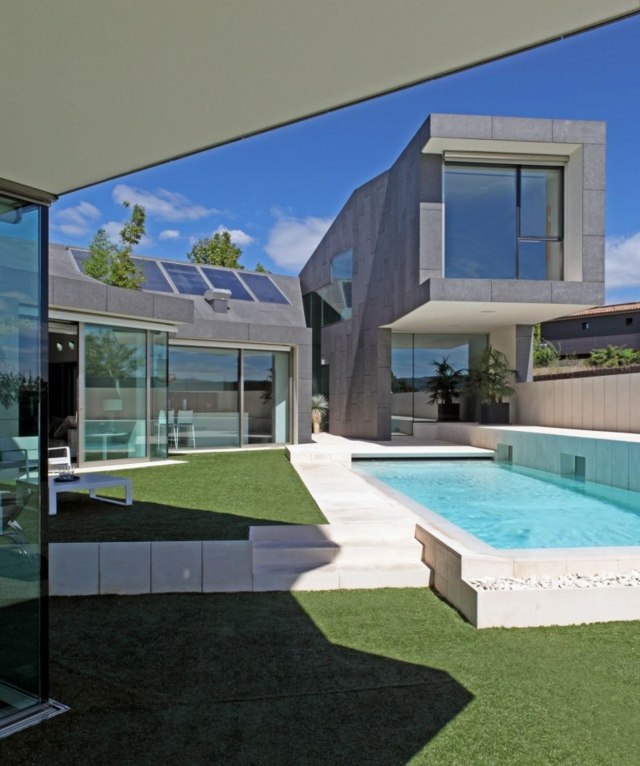 piscina com arquitetura minimalista moderna seixos à beira da piscina de concreto