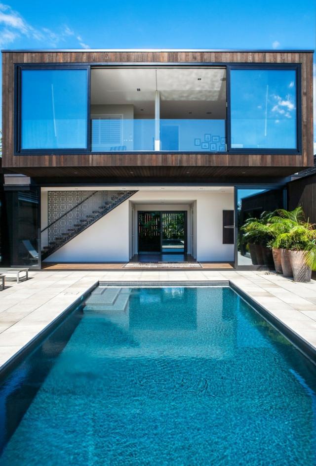 A piscina em forma de cubo reflete o conceito de paisagem