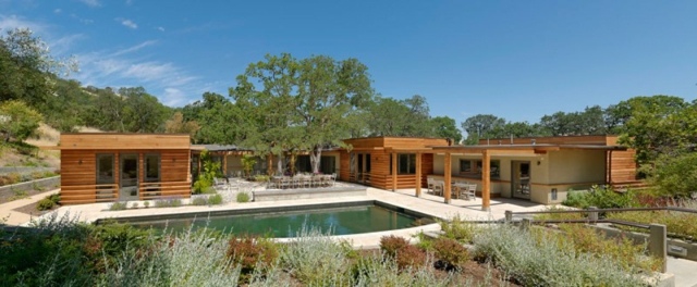 Casa de madeira, piscina térrea, floresta de formato extraordinário