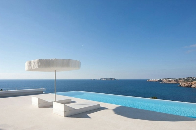 piscina infinita oceano espreguiçadeira terraço branco