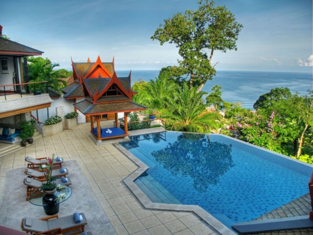 Vista para a piscina de uma paisagem incrivelmente bela