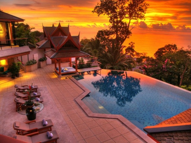 Pôr do sol na villa de verão férias na piscina com vista para a floresta