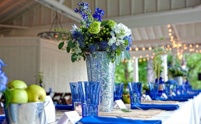decoração de mesa azul guardanapos xícaras esquema de cores verde