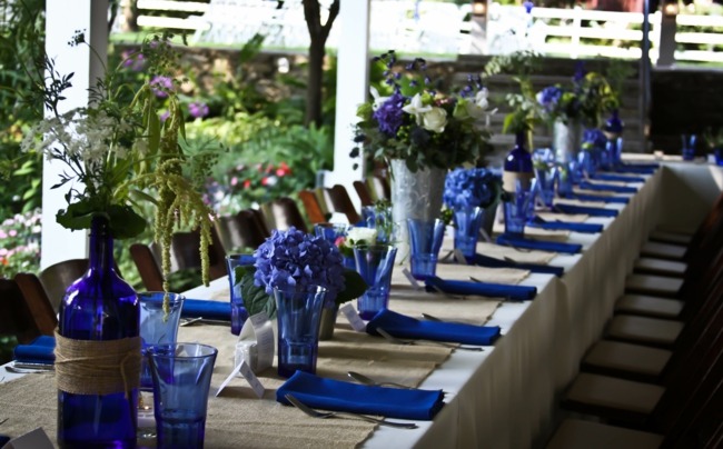 Decoração de mesa rústica garrafas de vinho vasos flores