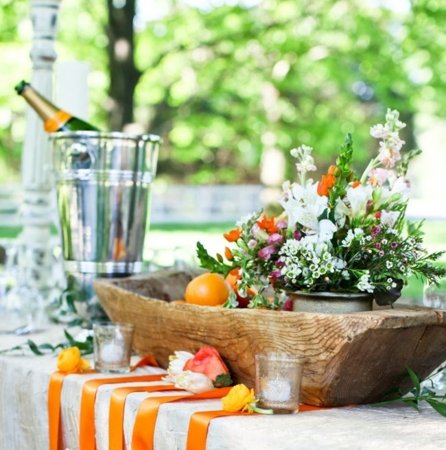 Vaso decorativo de verão para jardim com flores de madeira e listras laranja