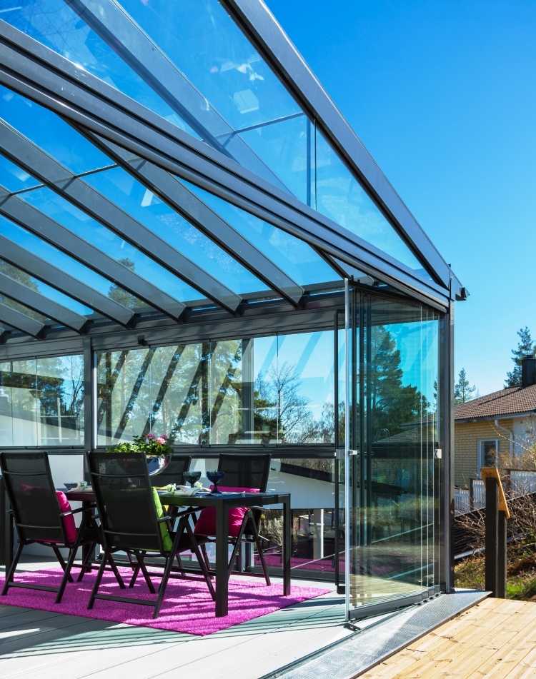 terraço-vidros-varanda-tapete-jardim-móveis-cidade-design moderno