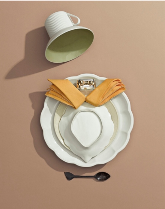 decoração de mesa de ideias com rótulo formal copo de chapéu feminino