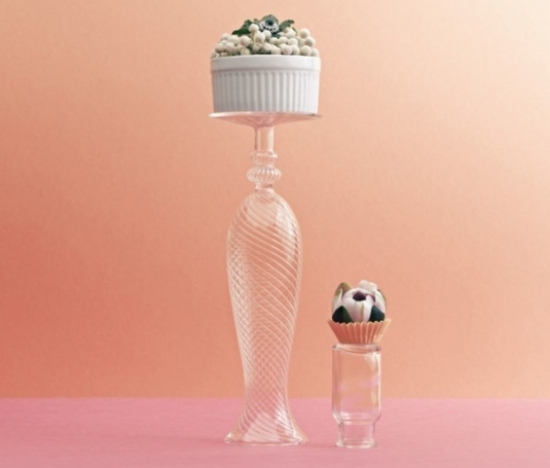 decoração de mesa de ideias com vasos de vidro de flores de rótulo formal