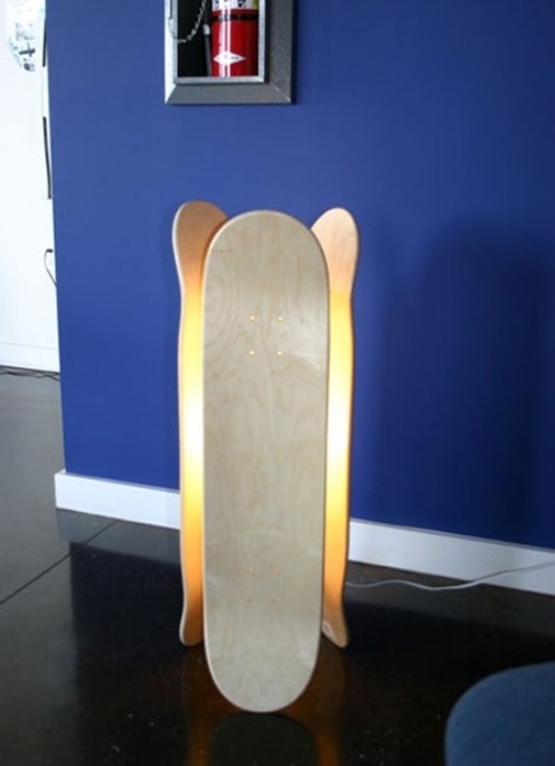 ideias para luminária de piso de skate de design de móveis reciclados