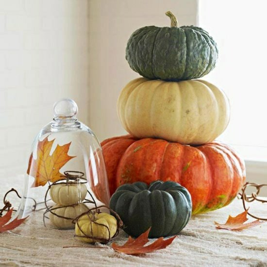 Abóboras com decoração em cores diferentes, outono
