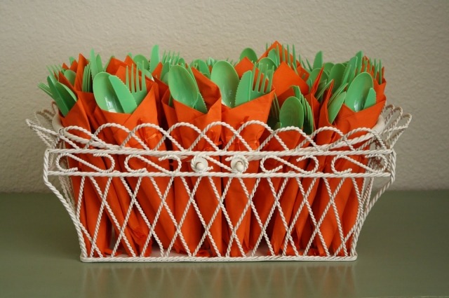 ideias decoração de páscoa guardanapos de mesa talheres laranja cenouras