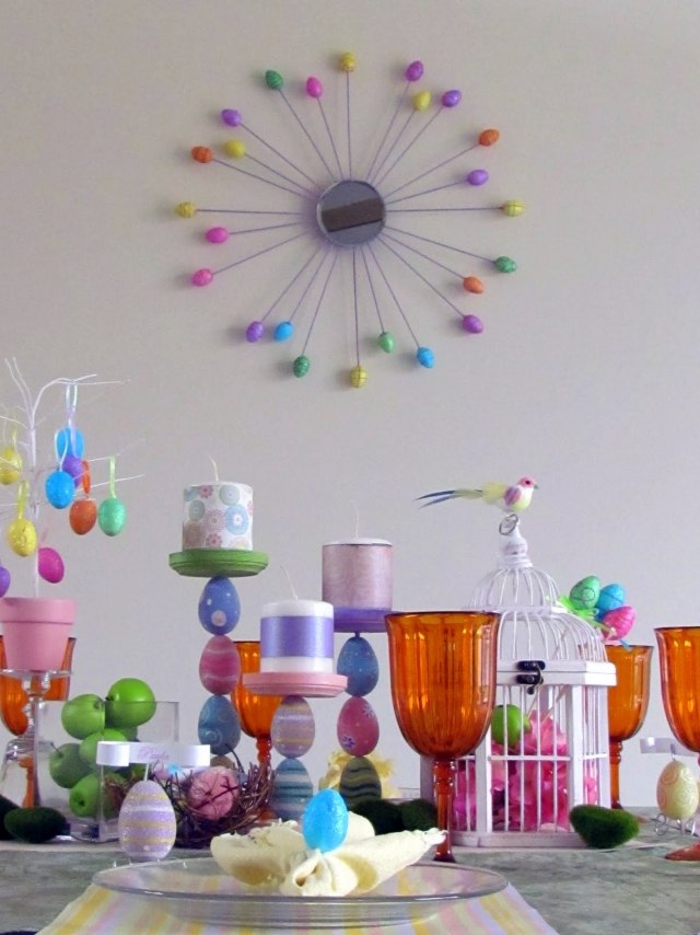As decorações da Páscoa tornam a mesa castiçais coloridos