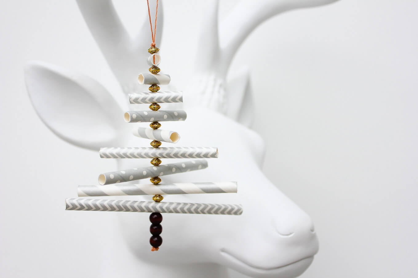 Faça lindas decorações para a árvore de Natal com rolos de papel para o Natal
