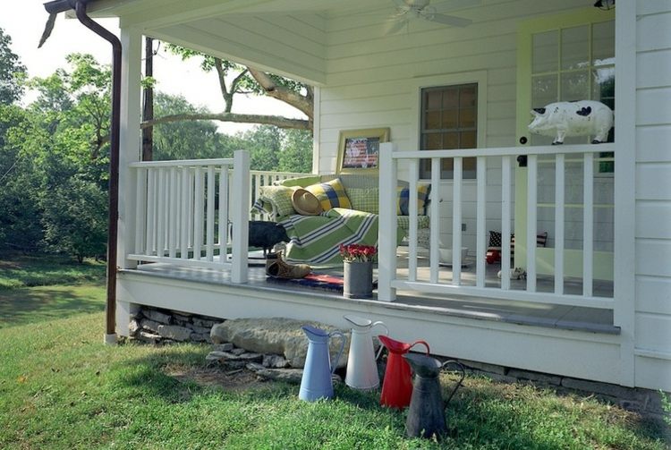 idéias de jardinagem da varanda para relaxar regadores no sofá