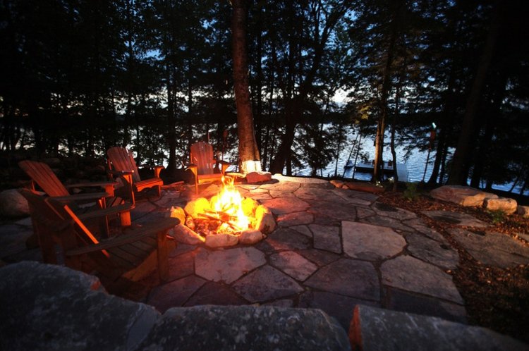 ideia da fogueira, lago, cadeiras de relaxamento românticas terraço