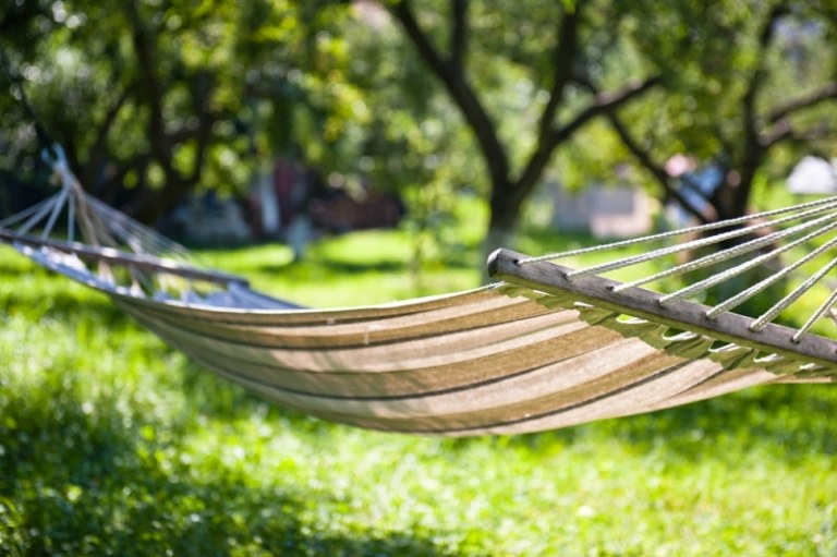 ideias de redes para relaxar nas árvores do jardim do gramado