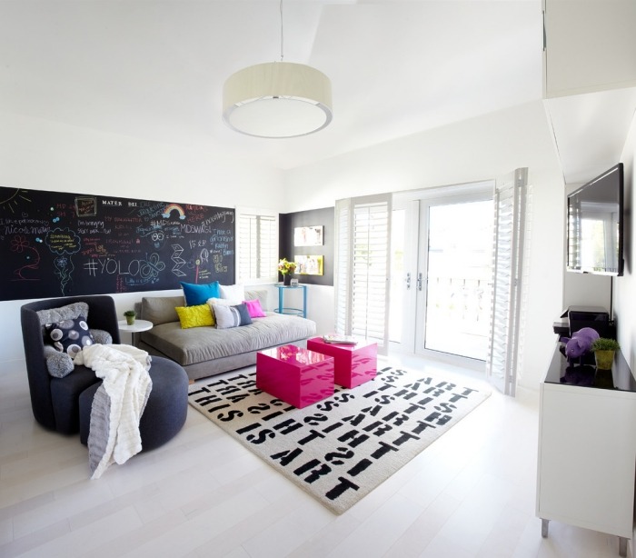 puristico-jovem-quarto-parede-quadro-rosa-banquinho-design-ideias-moderno