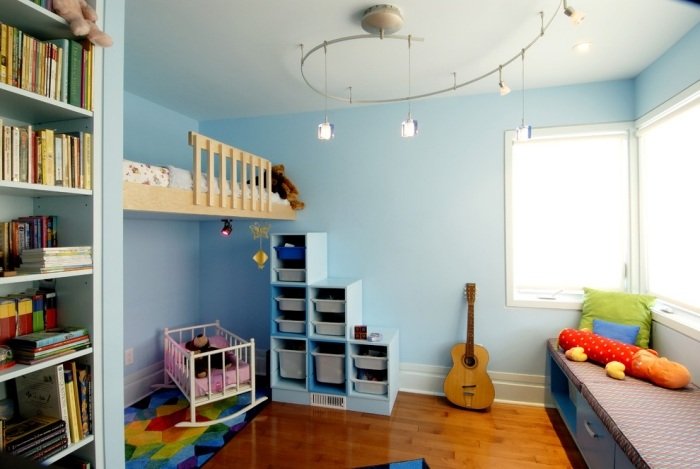 quarto-jovem-mobiliário-cama-loft-com-escada-acessível-paredes pintadas de azul