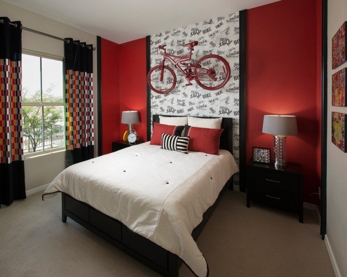quarto da juventude-parede-pintura-vermelho-forte-bicicleta-montado-na-parede-decoração de casa