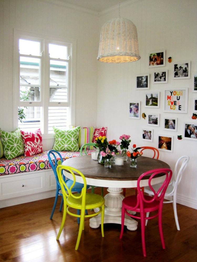 ideias de design de interiores sala de jantar mesa redonda cadeiras amarelo azul rosa fotos coloridas
