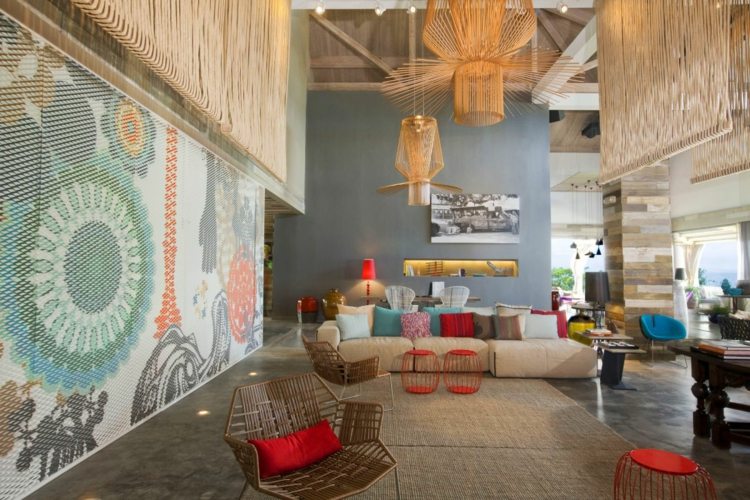 decoração de interiores sala de estar em tons pastel murais cores de travesseiro estilo praia