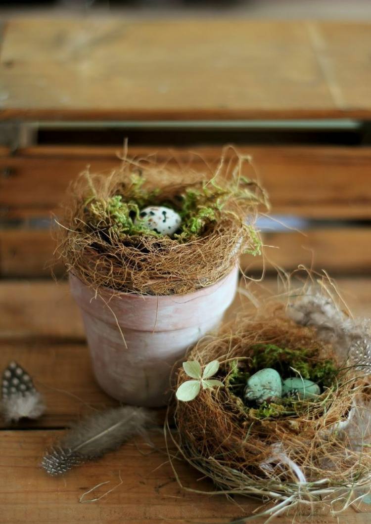Decore o cachepot com o ninho e os ovos