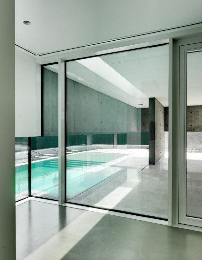 Casa unifamiliar na Itália, piscina coberta, concreto aparente, design de parede interior