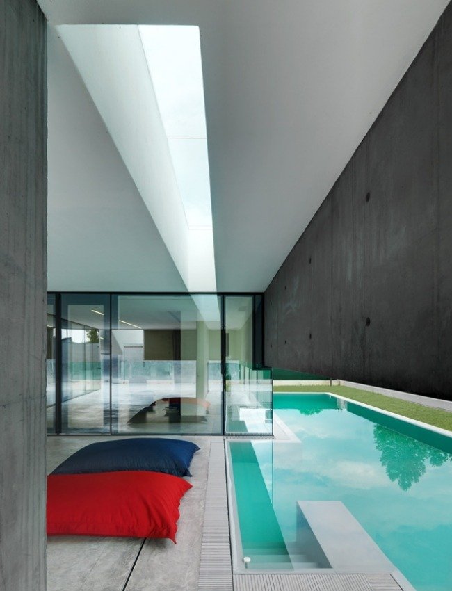 Casa piscina coberta interna Itália Almofadas de assento de concreto exposto
