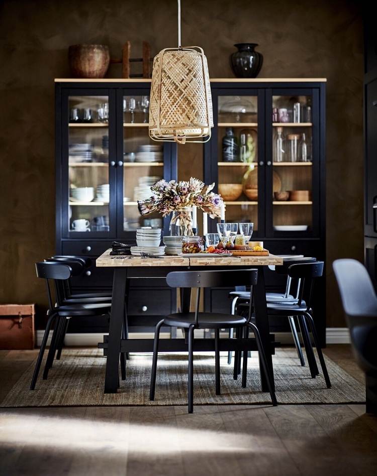 Catálogo Ikea destaca 2021 sala de jantar com mesa de jantar escura Skogsta e guarda-chuva Knixhult cantilever feito de bambu