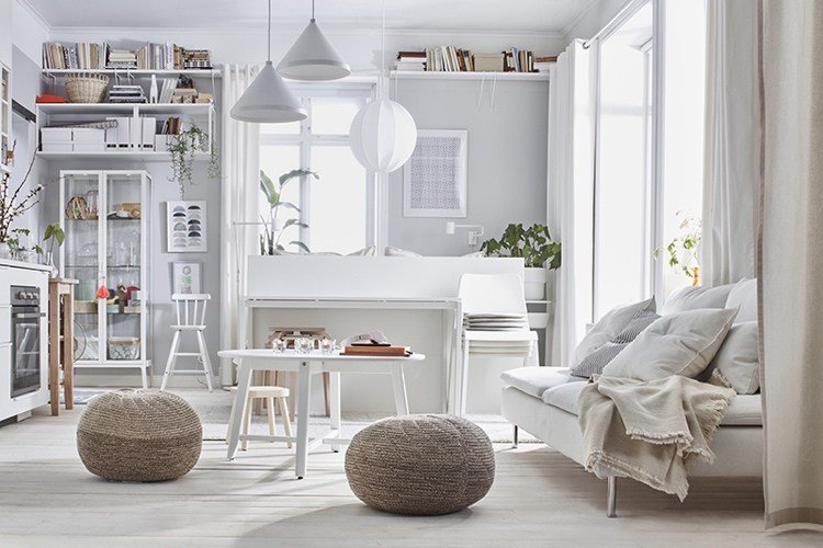 Abajures Nävlinge do novo catálogo Ikea 2021 na sala branca