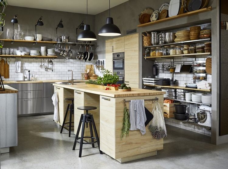 Cozinha Ikea catálogo 2021 com sistema de prateleiras openem Kungsfors