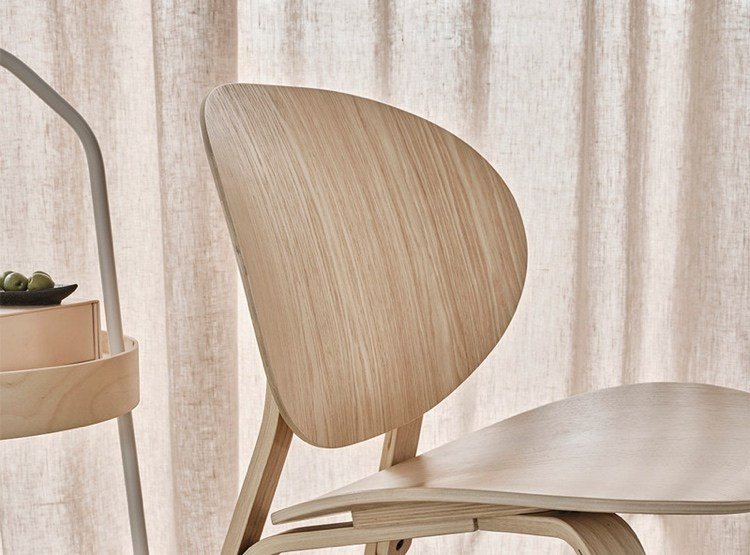 Poltrona de madeira Froset do novo catálogo Ikea
