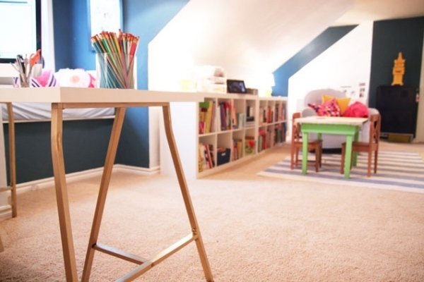 Pernas de mesa IKEA em spray dourado para quarto infantil