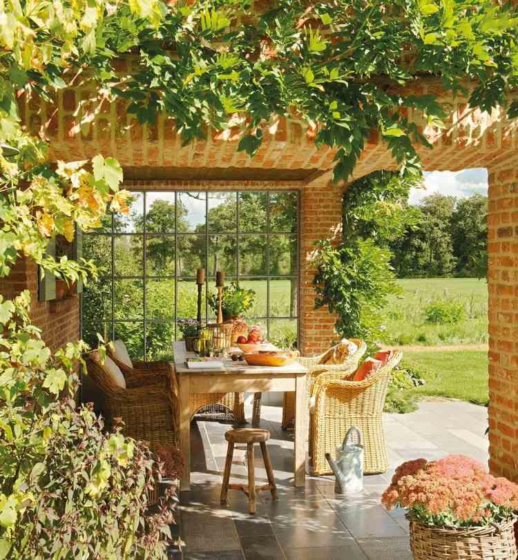 Estilo country-terraço-vime-móveis-madeira-mesa de jantar plantas trepadeiras