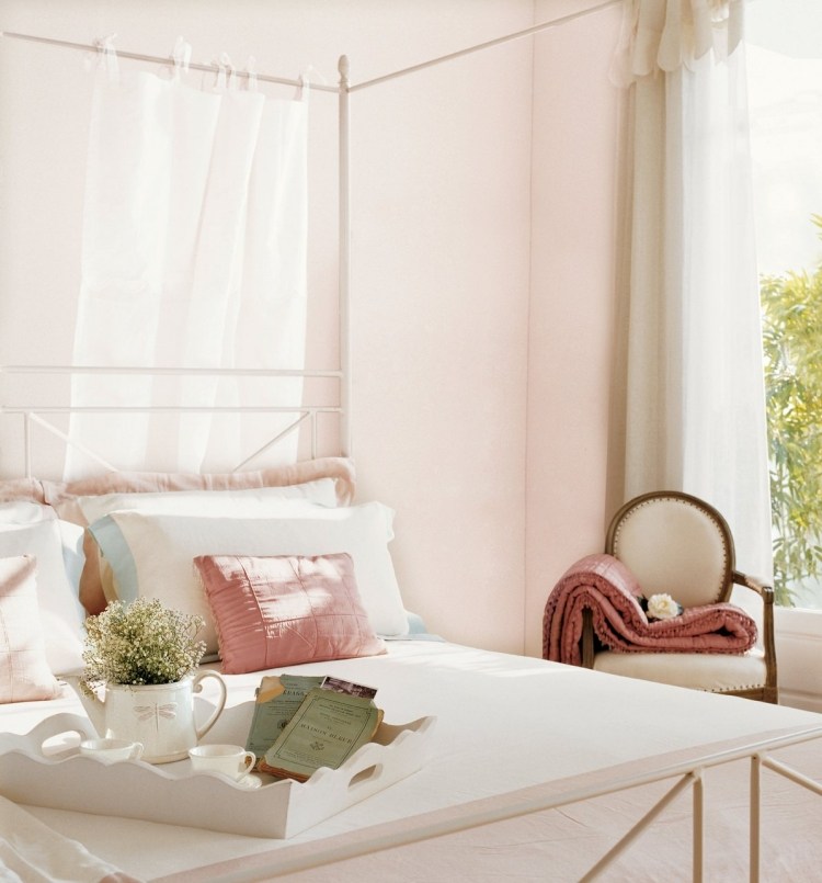 surrado-chique-quarto-rosa-parede-pintura-dossel cama-cortinas transparentes