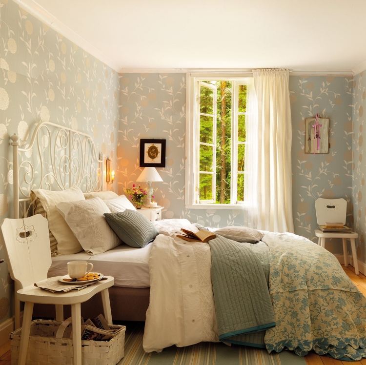 Mobiliário em estilo country-azul-claro-papel de parede-cama-estrutura de metal