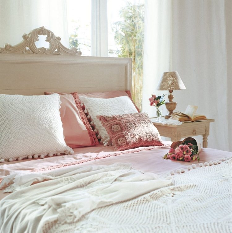 Quarto decorado em estilo country, chique, com roupa de cama deco, travesseiros de crochê de renda
