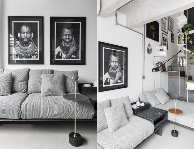 Sala de estar cinza com fotos em preto e branco e um sofá modular com mesa de centro de mármore
