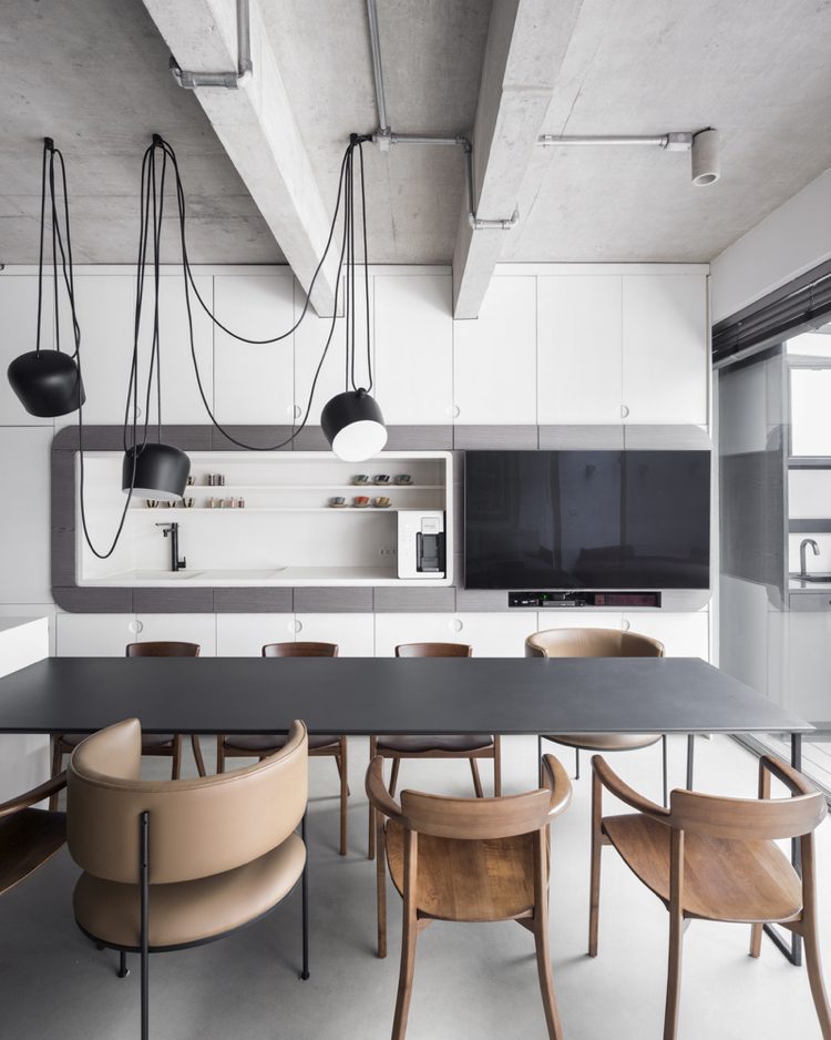 cozinha moderna em preto e branco com eletrodomésticos embutidos e portas de armário sem maçaneta