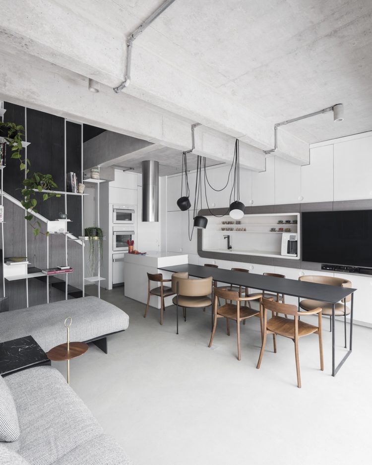Decorar a cozinha em preto e branco com área de jantar adjacente e mesa de jantar com cadeiras de madeira