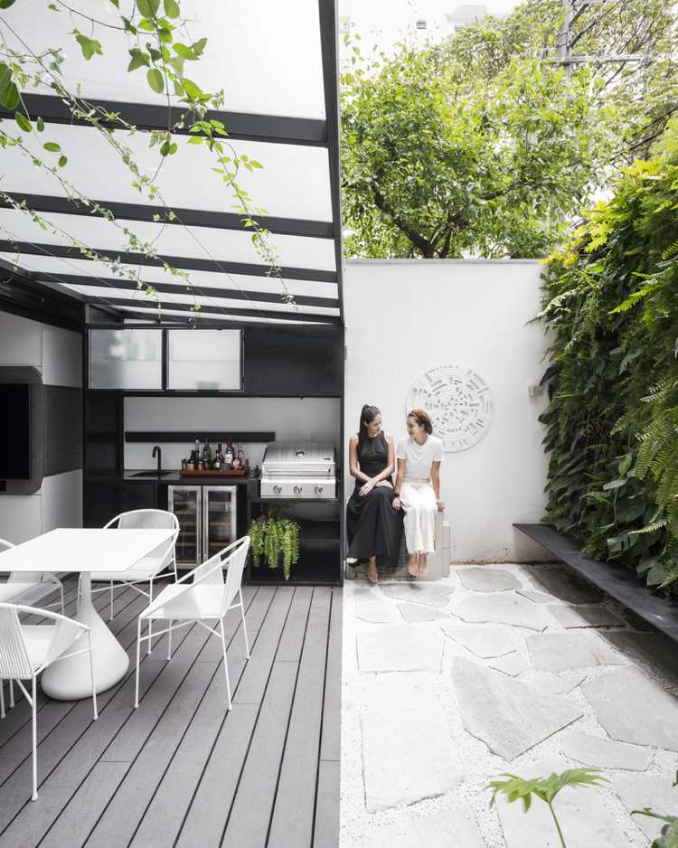 Projete um jardim de inverno em preto e branco e crie um terraço coberto com uma cozinha moderna ao ar livre