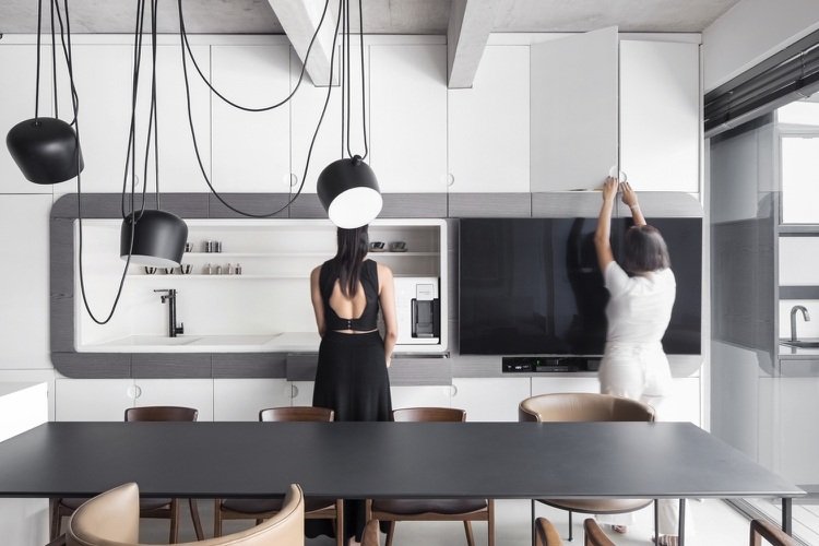 Projete uma cozinha equipada com uma televisão em preto, branco e cinza