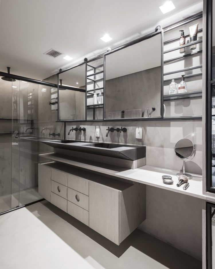 Decorar o banheiro em preto e branco e cinza com chuveiro com efeito de chuva, pia dupla e espelho