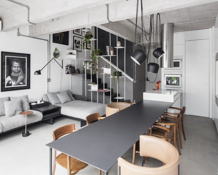 Configure a sala de estar e a cozinha com área para refeições em cores diferentes, como preto, branco e cinza